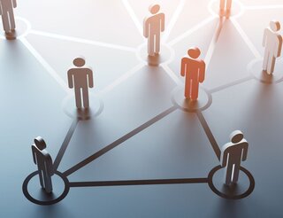 HospizKind Berlin: Kinderpalliativnetz (KiPaNet) Eine Grafik zeigt eine Netzwerkstruktur aus Einzelfiguren, Kreisen und Linien.