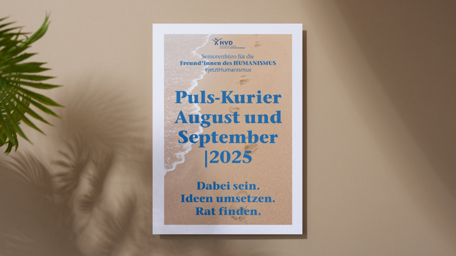 Die Titelseite des Puls-Kurier von August und September 2025 ist vor einem Hintergrund zu sehen.