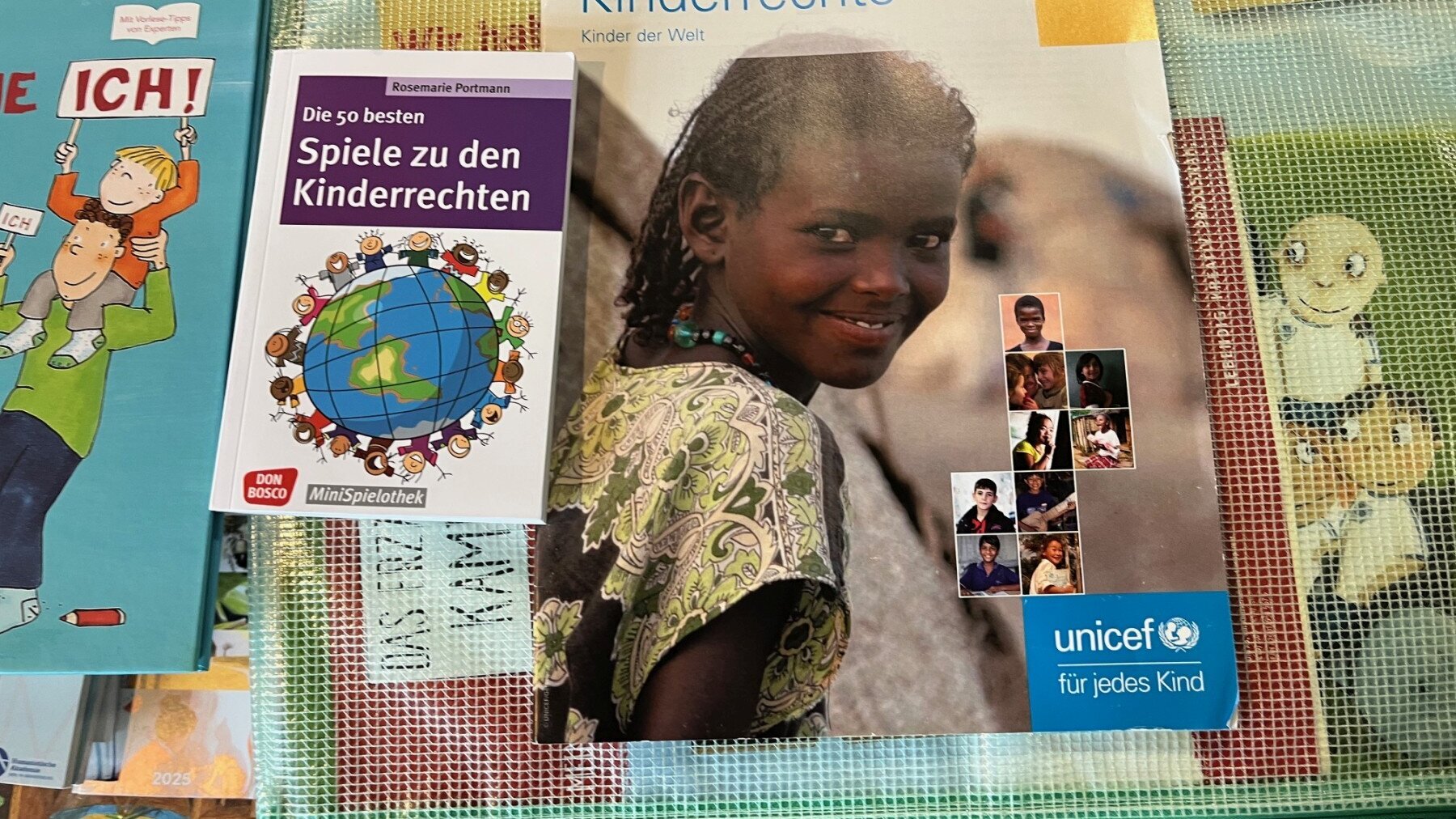 Mehrere Bücher für den Lebenskundeunterricht liegen übereinander.