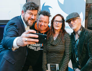 Humanismus Preis für Menschenrechte Aufd dem Bild sind die Preisträgerin und der Preisträger mit zwei anderen Personen zu sehen, wie sie gemeinsam ein Selfi auf der Preisverleihung 2023 machen.