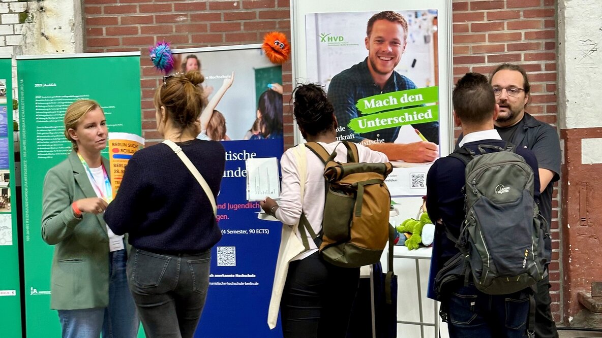 Besucher der Bildungsmesse "Berlin-Tag" am Stand der Humanistische Lebenskunde im Gespräch mit Mitarbeitenden des Humanistischen Verbands Berlin-Brandenburg KdöR. Foto: Anne Gastmann