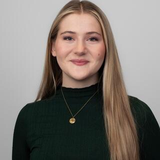 Luise Töpolt, Referentin Öffentlichkeitsarbeit Humanistische Hospize Portraitfoto von Luise Töpolt, Referentin Öffentlichkeitsarbeit Humanistische Hospize