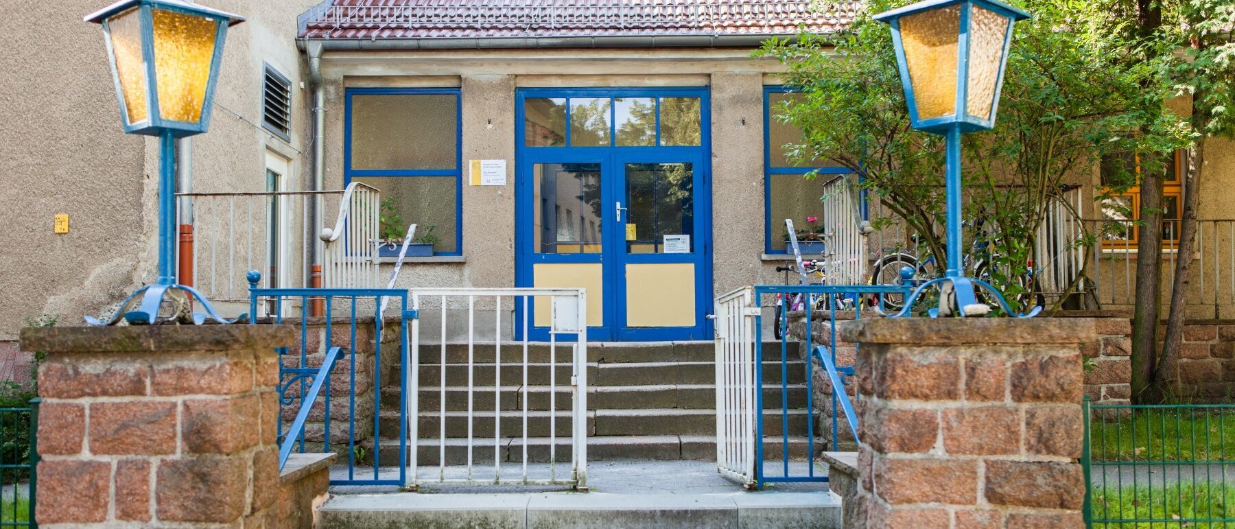 Foto Außenansicht Eingang Kita Friedrich-Engels-Straße