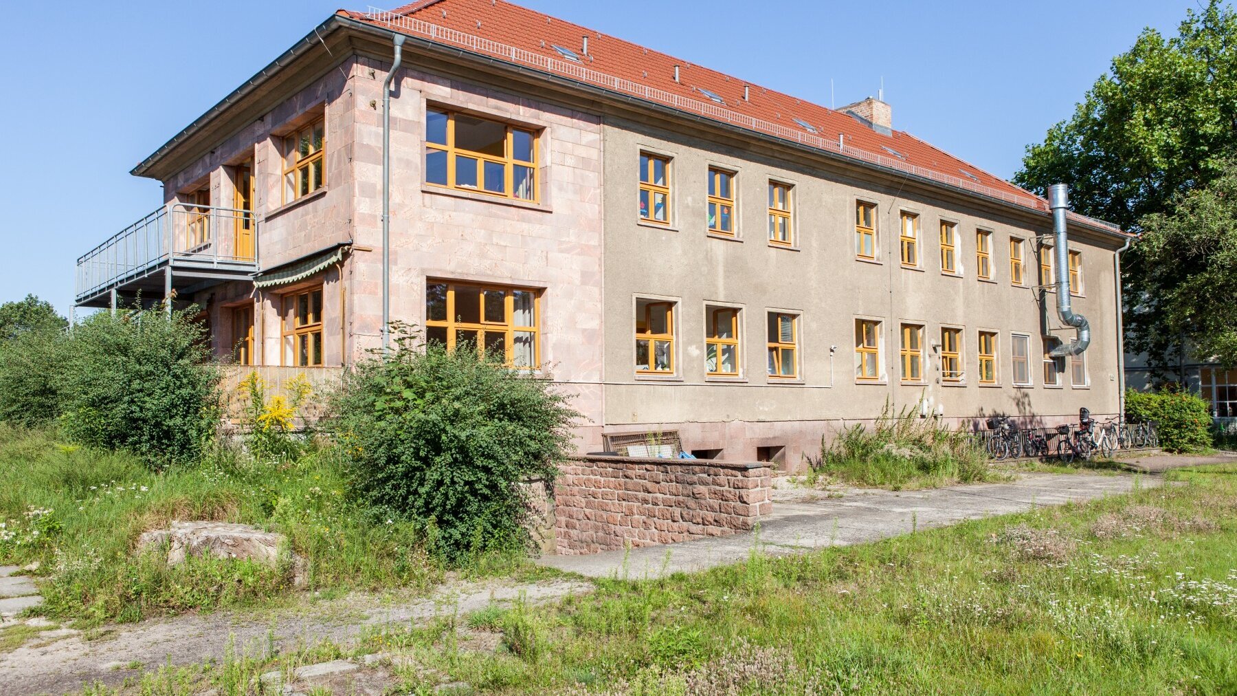 Foto Außenansicht Gebäude im Grünen Kita Friedrich-Engels-Straße