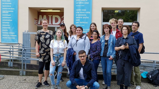 Humanistische Fachschule für Sozialpädagogik in Berlin: Creamida-Klassenfahrt Die Teilnehmenden der Klassenfahrt posieren vor dem Eingang der Remida.