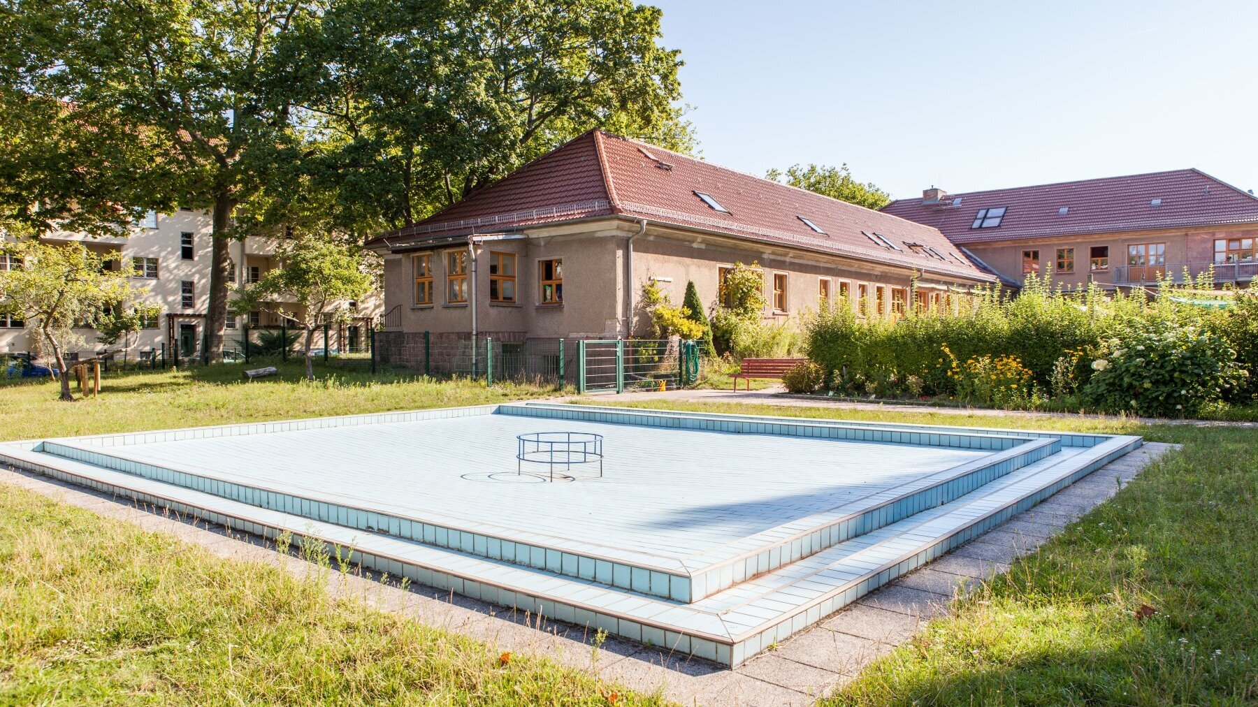 Foto Außenansicht Wasserstelle im Garten Kita Engels-Straße