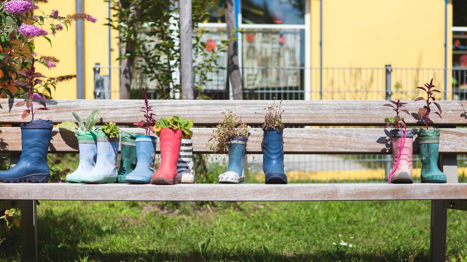 Foto Außenansicht Bank Kita Verbindungsweg