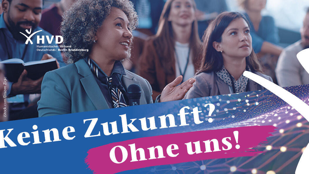 Menschen sitzen in Reihen. Oben links ist das Logo des Humanistischen Verbandes Berlin-Brandenburg zu sehen. Schräg ab unten links steht in Weiß: „Keine Zukunft? Ohne uns!“ Rechts unten in Weiß ist das Happy Human zu sehen. Hinter der Typografie unten ist eine futuristisch anmutende Netzstruktur zu sehen.