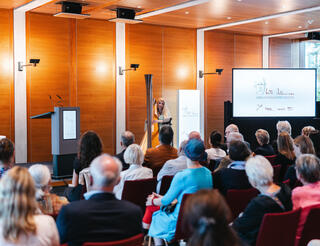 Uwe Johnson Preis Harfespielerin vor Publikum auf Preisverleihung