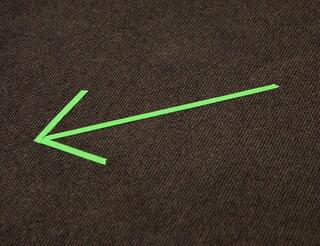 KIS: Kontakt- und Informationsstelle für Selbsthilfe in Berlin-Pankow: Kontakt und Anfahrt Auf einem schwarzen Teppich ist ein Pfeil aus neongrünen Klebestreifen zu sehen, der nach rechts zeigt.