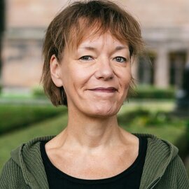 Porträtfoto von Sabine Tietjen, Rednerin für humanistische NamensFEIERn und TrauerFEIERn.