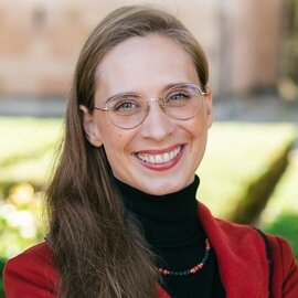 Porträtfoto von Annina Weidner, Rednerin für humanistische NamensFEIERn und HochzeitsFEIERn.