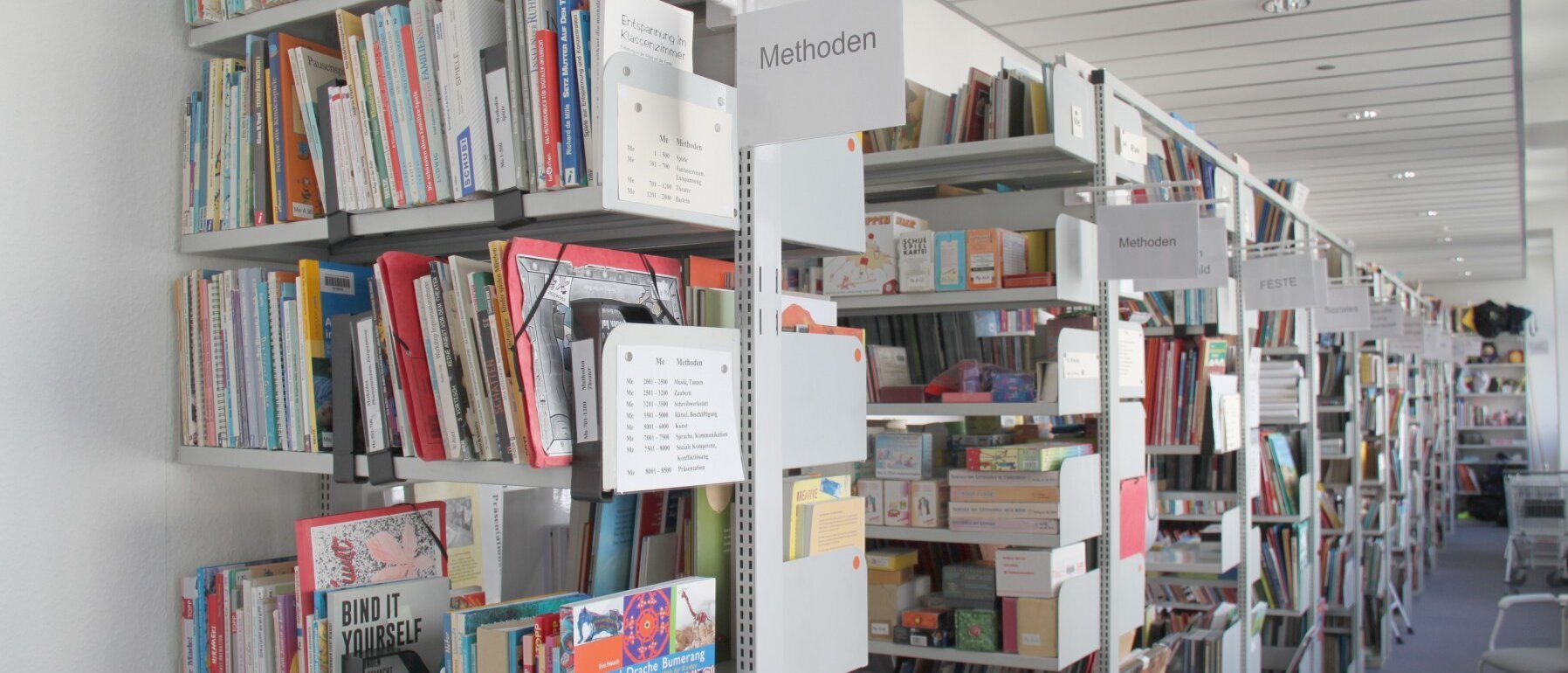 Zu sehen sind Bücherregale der Bibliothek für (angehende) Lebenkundelehrkräfte in der Geschäftsstelle des Humanistischen Verbandes Berlin-Brandenburg.