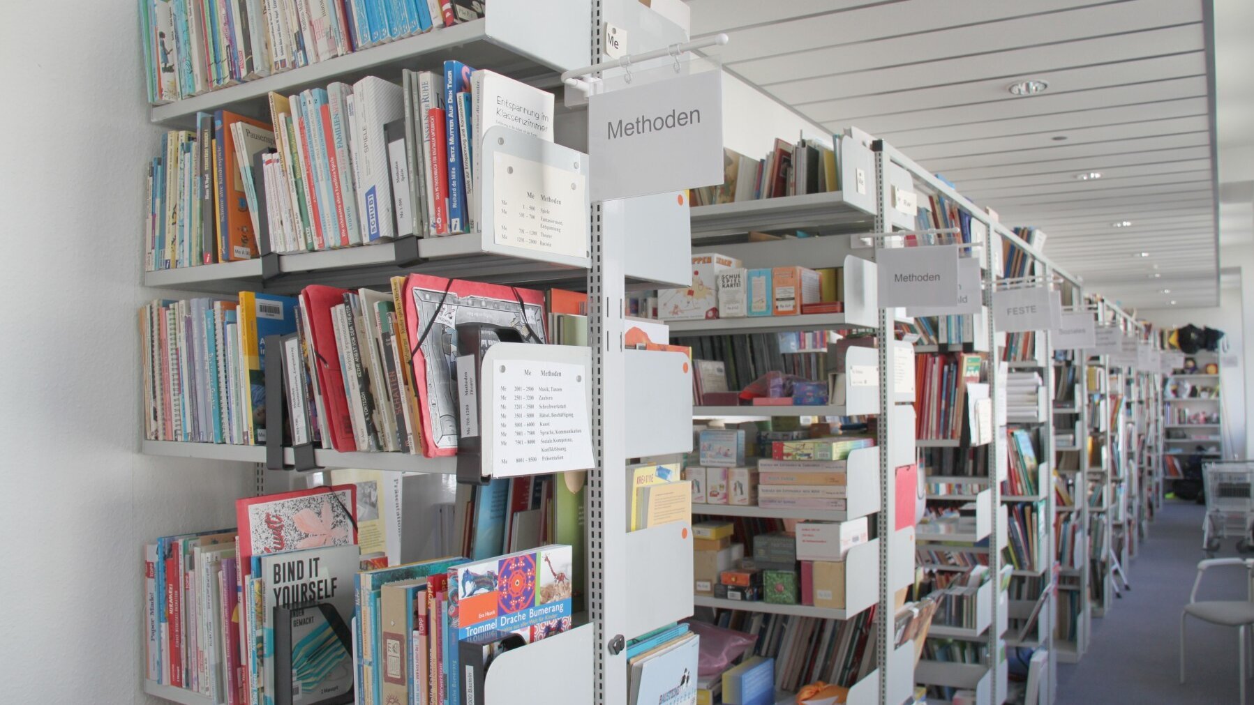 Zu sehen sind Bücherregale der Bibliothek für (angehende) Lebenkundelehrkräfte in der Geschäftsstelle des Humanistischen Verbandes Berlin-Brandenburg.