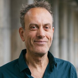 Porträtfoto von Stefan Maetz, Redner für humanistische NamensFEIERn, HochzeitsFEIERn und TrauerFEIERn.