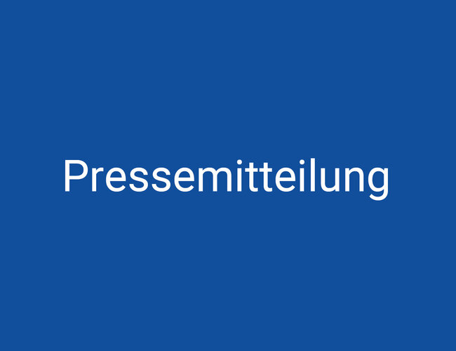 Auf dunkelblauem Hintergrund ist in Weiß das Wort „Pressemitteilung“ zu lesen.