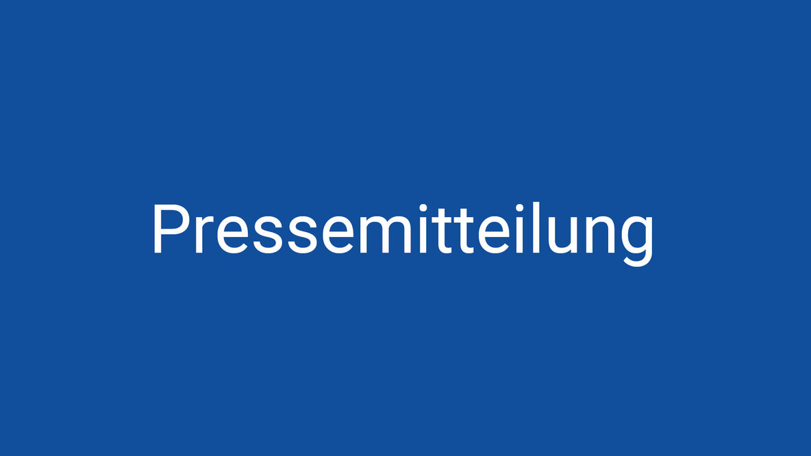 Auf dunkelblauem Hintergrund ist in Weiß das Wort „Pressemitteilung“ zu lesen.