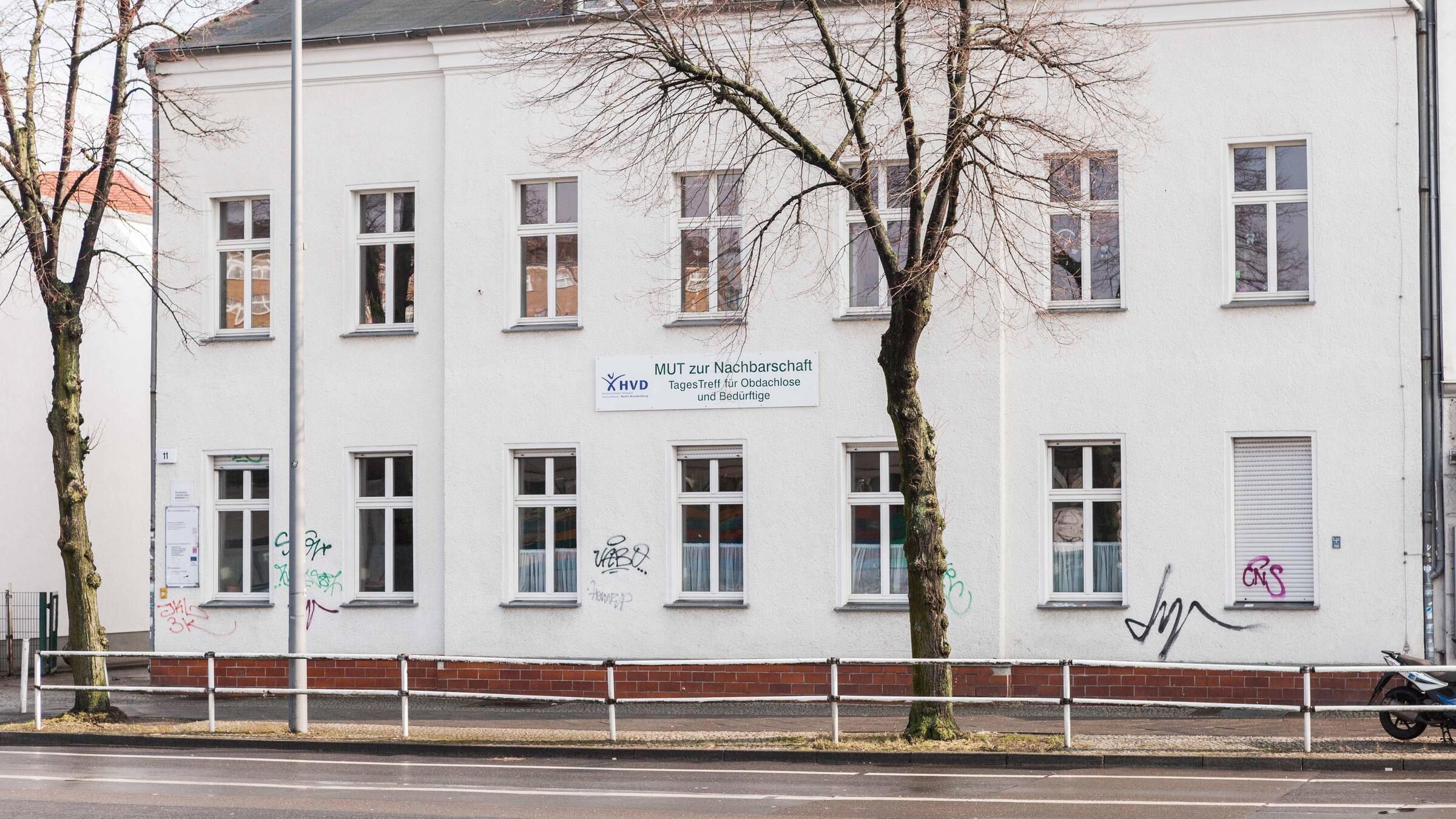 Zu sehen ist das Gebäude des TagesTreffs in der Weitlingstraße. Es ist ein mehrstöckiges weißes Haus mit vielen Fenstern.