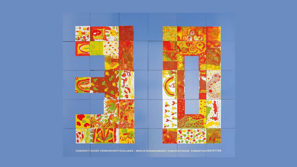 Auf blauem Hintergrund sind 30 Quadrate zu sehen, die zusammen eine bunte 30 zeigen. Auf den sechs Teilen der unteren Reihe ist in Großbuchstaben zu lesen: „Humanistischer Verband Deutschlands | Berlin-Brandenburg | Humanistische Kindertagesstätten".