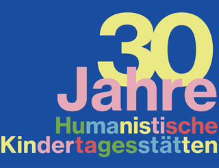 Jubiläum: 30 Jahre Humanistische Kitas in Berlin-Brandenburg Auf Dunkelblau ist zu lesen: mit Buchstaben in Hellgelb, Rosa, Grün, Hellblau und Rot: „30 Jahre Humanistische Kindertagesstätten“.