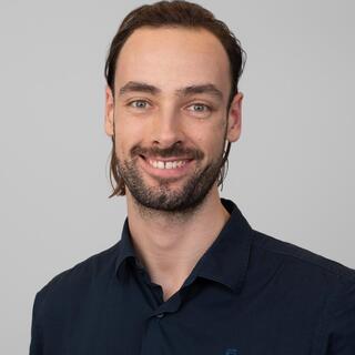 Jan Cacek, Referent für Öffentlichkeitsarbeit Humanistische Hospize Porträt von Jan Cacek, Referent für Öffentlichkeitsarbeit Humanistische Hospize.