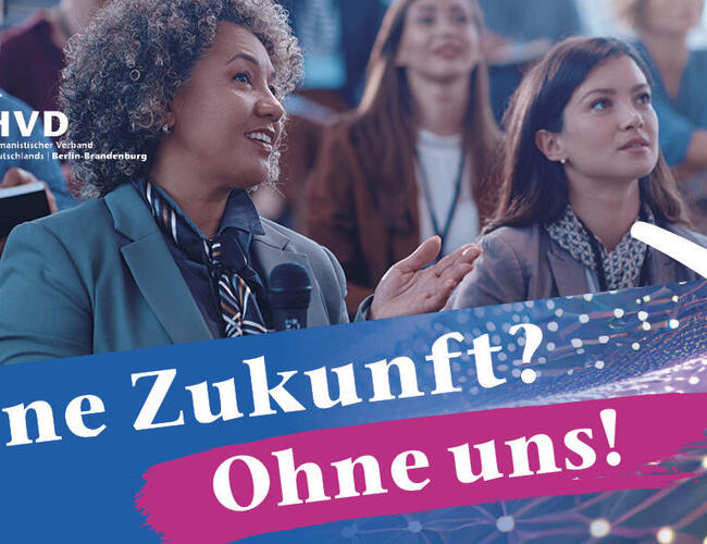 Menschen sitzen in Reihen. Oben links ist das Logo des Humanistischen Verbandes Berlin-Brandenburg zu sehen. Schräg ab unten links steht in Weiß: „Keine Zukunft? Ohne uns!“ Rechts unten in Weiß ist das Happy Human zu sehen. Hinter der Typografie unten ist eine futuristisch anmutende Netzstruktur zu sehen.