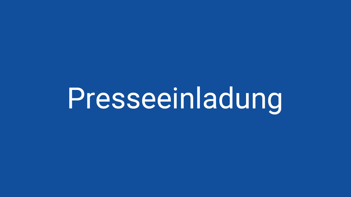 Auf dunkelblauem Hintergrund ist in Weiß das Wort „Presseeinladung“ zu lesen.