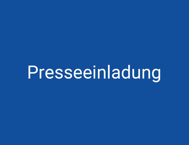 Auf dunkelblauem Hintergrund ist in Weiß das Wort „Presseeinladung“ zu lesen.