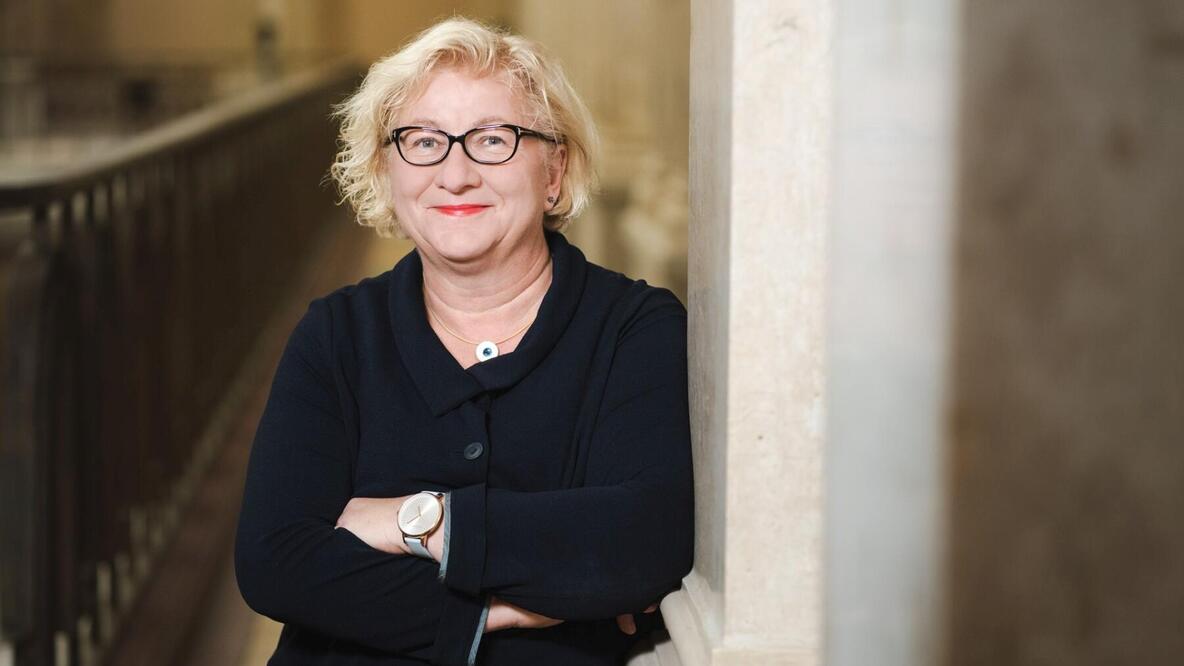 Porträtfoto von Dr. Manuela Schmidt, Präsidentin des Humanistischen Verbandes Berlin-Brandenburg.