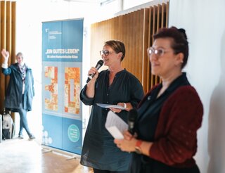 Rückblick: 30 Jahre Humanistische Kitas mit Kita-Festival Britta Licht, Abteilungsleitung Humanistische Kindertagesstätten im Humanistischen Verband Berlin-Brandenburg, spricht in ein Mikrofon.