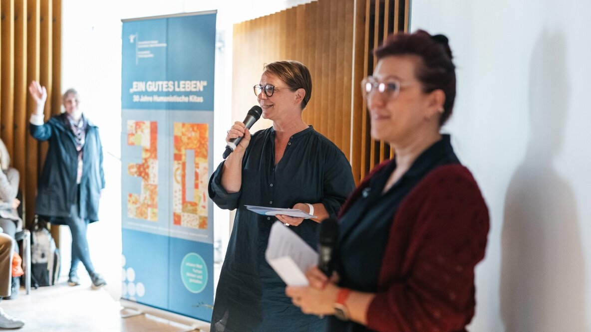 Britta Licht, Abteilungsleitung Humanistische Kindertagesstätten im Humanistischen Verband Berlin-Brandenburg, spricht in ein Mikrofon.