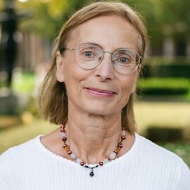 Porträtfoto von Marina Orywahl, Rednerin für humanistische NamensFEIERn und TrauerFEIERn.