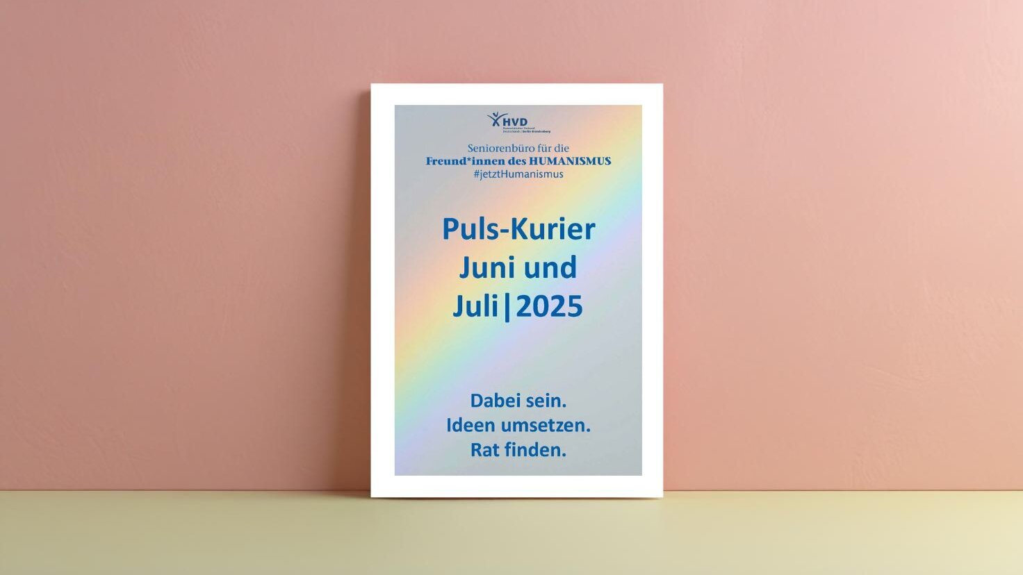 Vor Hintergrund ist das Cover des Puls-Kurier für Juni und Juli 2025 zu sehen.