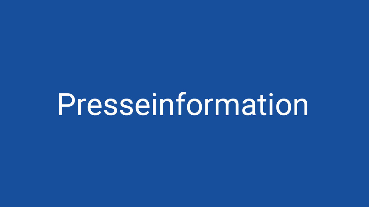 Auf dunkelblauem Hintergrund ist in Weiß das Wort „Presseinformation“ zu lesen.