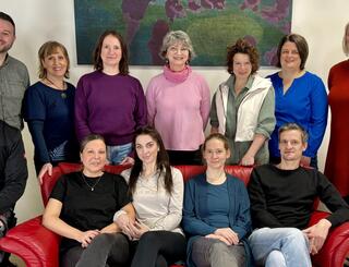 Humanistische Fachschule für Sozialpädagogik Humanistische Fachschule für Sozialpädagogik in Berlin: Team Das Team der Humanistischen Fachschule für Sozialpädagogik hat sich selbst in einem Raum fotografiet: Vier Personen sitzen auf einer Couch, eine sitzt links auf der Lehne und sieben stehen hinter der Couch.