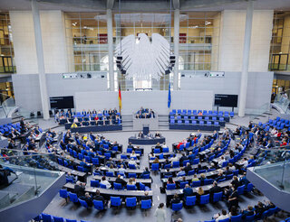 Plenarsaal des Deutschen Bundestags im Reichstagsgebäude Zu sehen ist der Plenarsaal des Deutschen Bundestags im Reichstagsgebäude.
