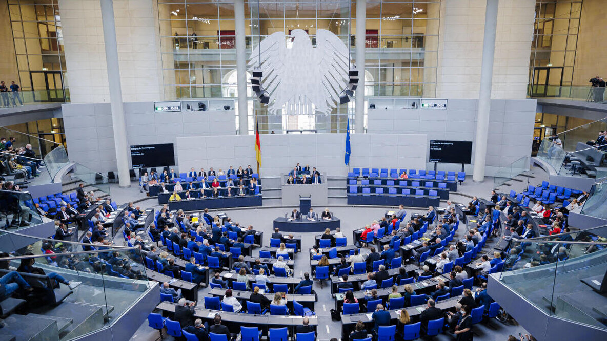 Zu sehen ist der Plenarsaal des Deutschen Bundestags im Reichstagsgebäude.
