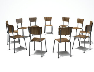 Holzstühle stehen in einem Kreis.