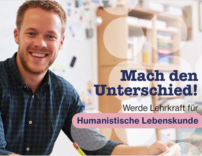 Ein die betrachtende Person anlachender Mann sitzt am Schreibtisch, vor ihm liegen Dokumente. Mit seiner linken Hand hällt er Dokumente, mit seiner rechten einen Stift. Links oben ist das Lebenskunde-Verbandslogo zu sehen. Rechts mittig-unten ist zu lesen: „Mach den Unterschied! Werde Lehrkaft für Humanistische Lebenskunde“.