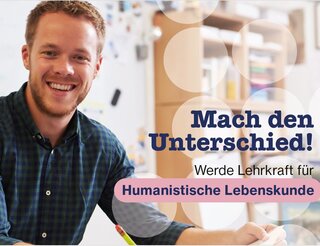 Humanistische Lebenskunde Berlin-Brandenburg: Lehrkraft werden Ein die betrachtende Person anlachender Mann sitzt am Schreibtisch, vor ihm liegen Dokumente. Mit seiner linken Hand hällt er Dokumente, mit seiner rechten einen Stift. Links oben ist das Lebenskunde-Verbandslogo zu sehen. Rechts mittig-unten ist zu lesen: „Mach den Unterschied! Werde Lehrkaft für Humanistische Lebenskunde“.