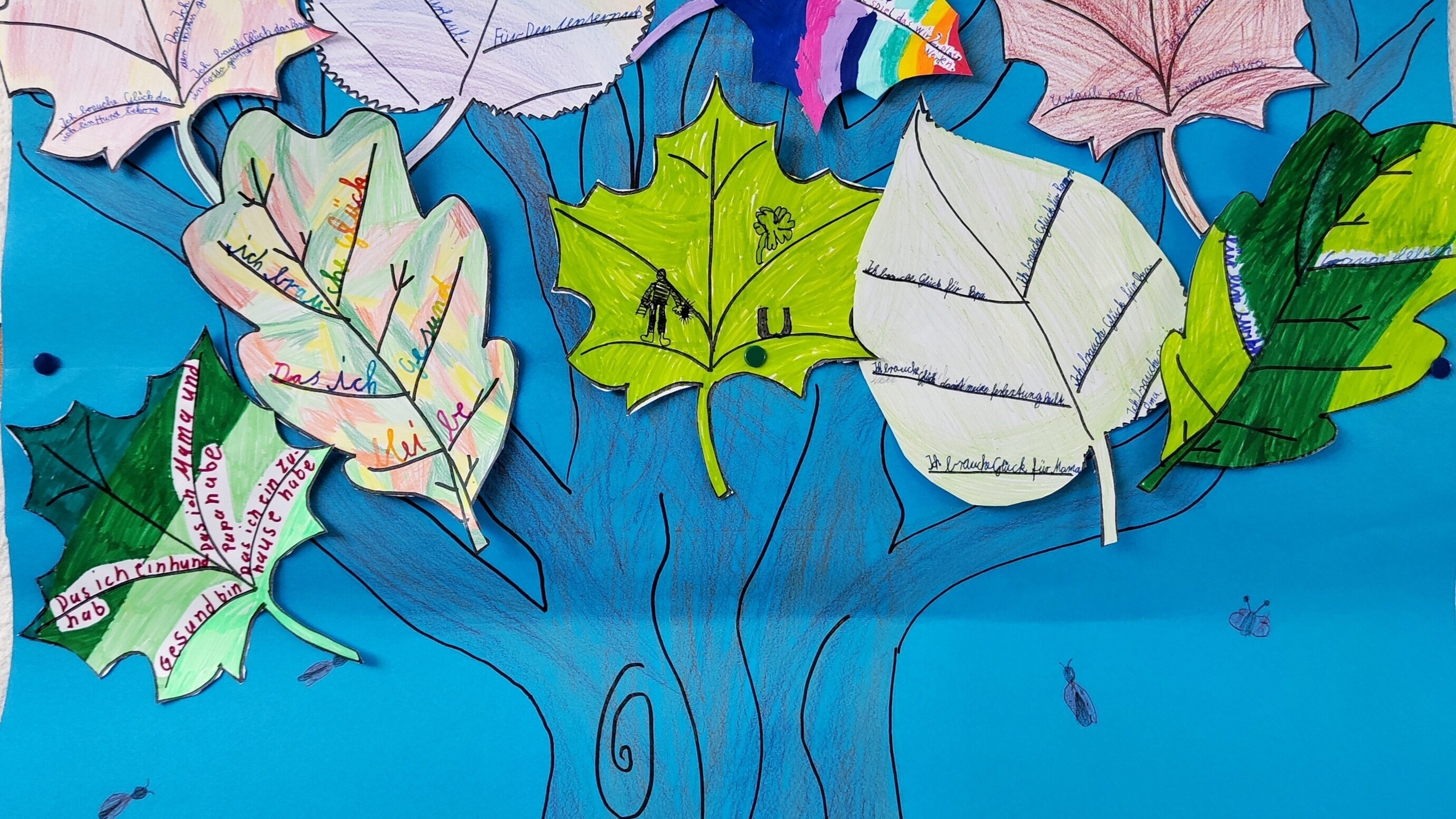 Gemaltes Bild von einem Baum mit aufgeklebten Papierblättern