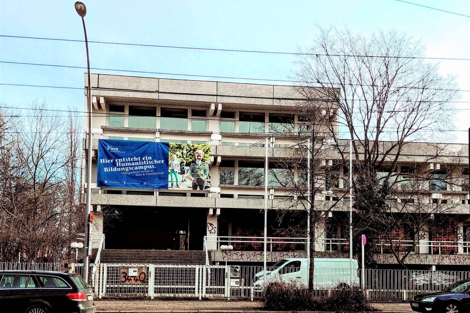 Zu sehen ist das Gebäude der ehemaligen australischen Botschaft in Berlin von der Straßenseiten aus. Links vorn am Gebäude hängt ein Banner des Humanistischen Verbandes Berlin-Brandenburg.