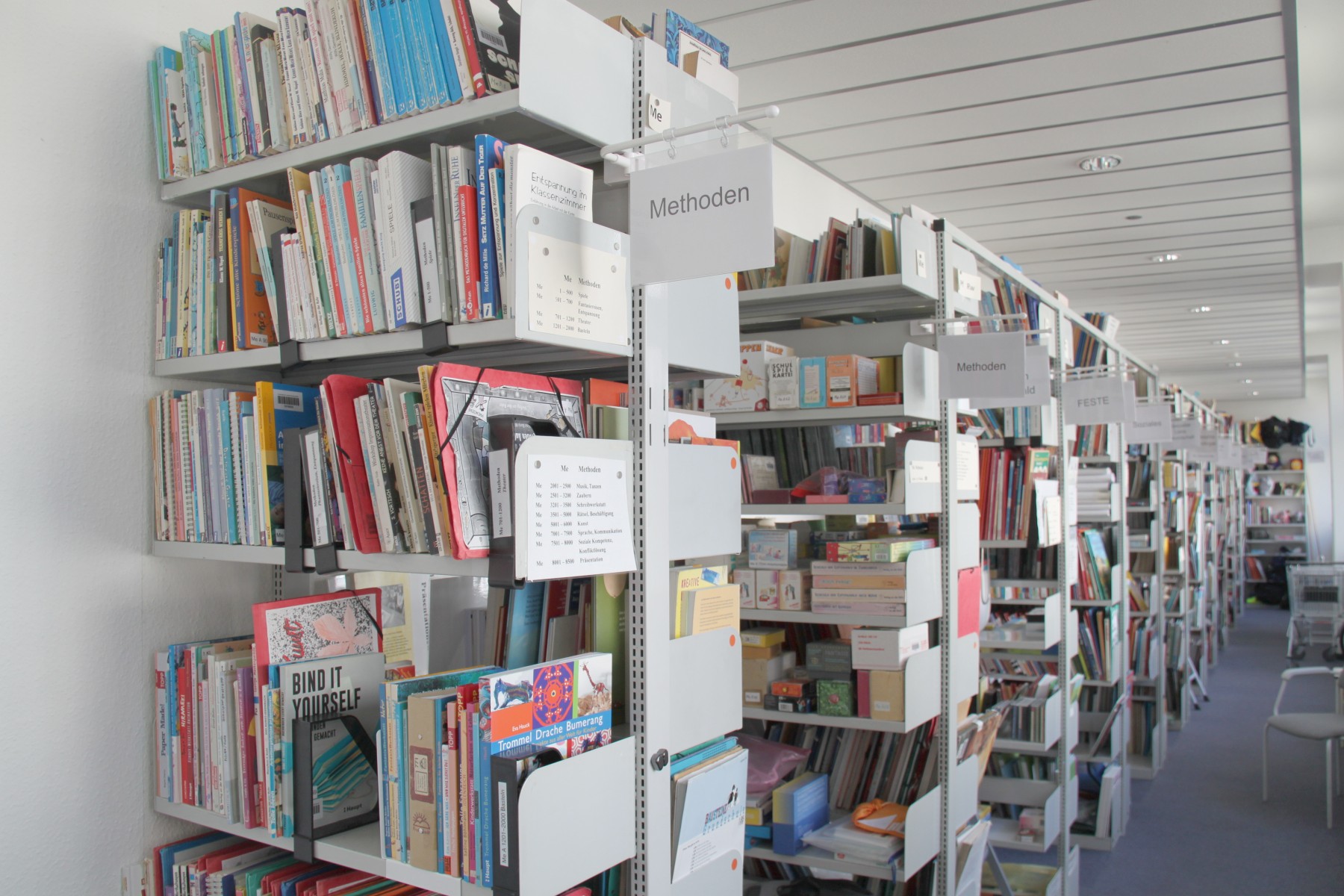 Zu sehen sind Bücherregale der Bibliothek für (angehende) Lebenkundelehrkräfte in der Geschäftsstelle des Humanistischen Verbandes Berlin-Brandenburg.