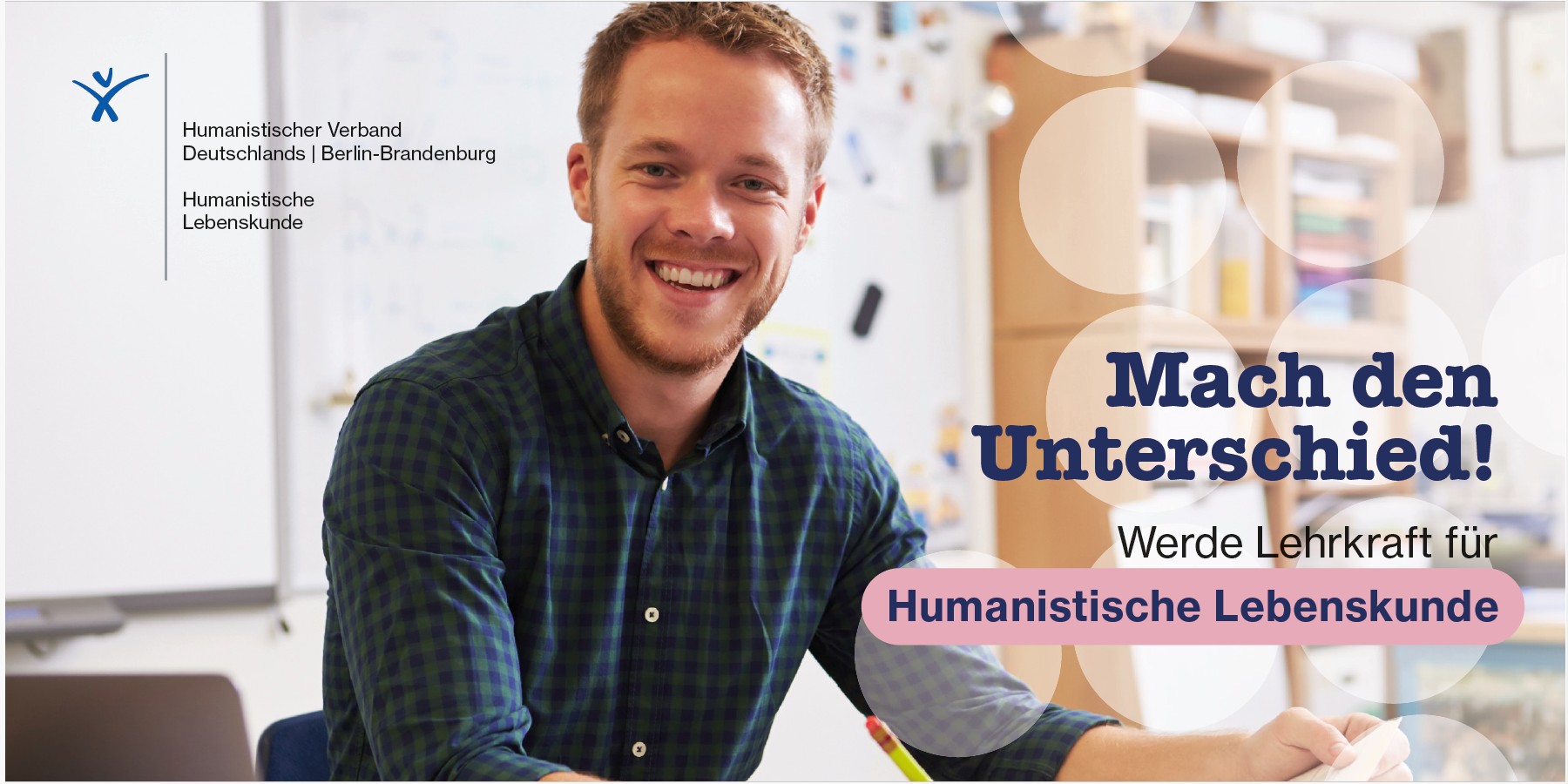 Ein die betrachtende Person anlachender Mann sitzt am Schreibtisch, vor ihm liegen Dokumente. Mit seiner linken Hand hällt er Dokumente, mit seiner rechten einen Stift. Links oben ist das Lebenskunde-Verbandslogo zu sehen. Rechts mittig-unten ist zu lesen: „Mach den Unterschied! Werde Lehrkaft für Humanistische Lebenskunde“.