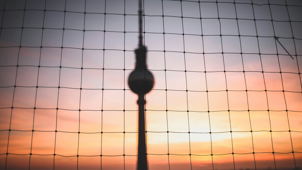 Berliner Fernsehturm im Sommer 