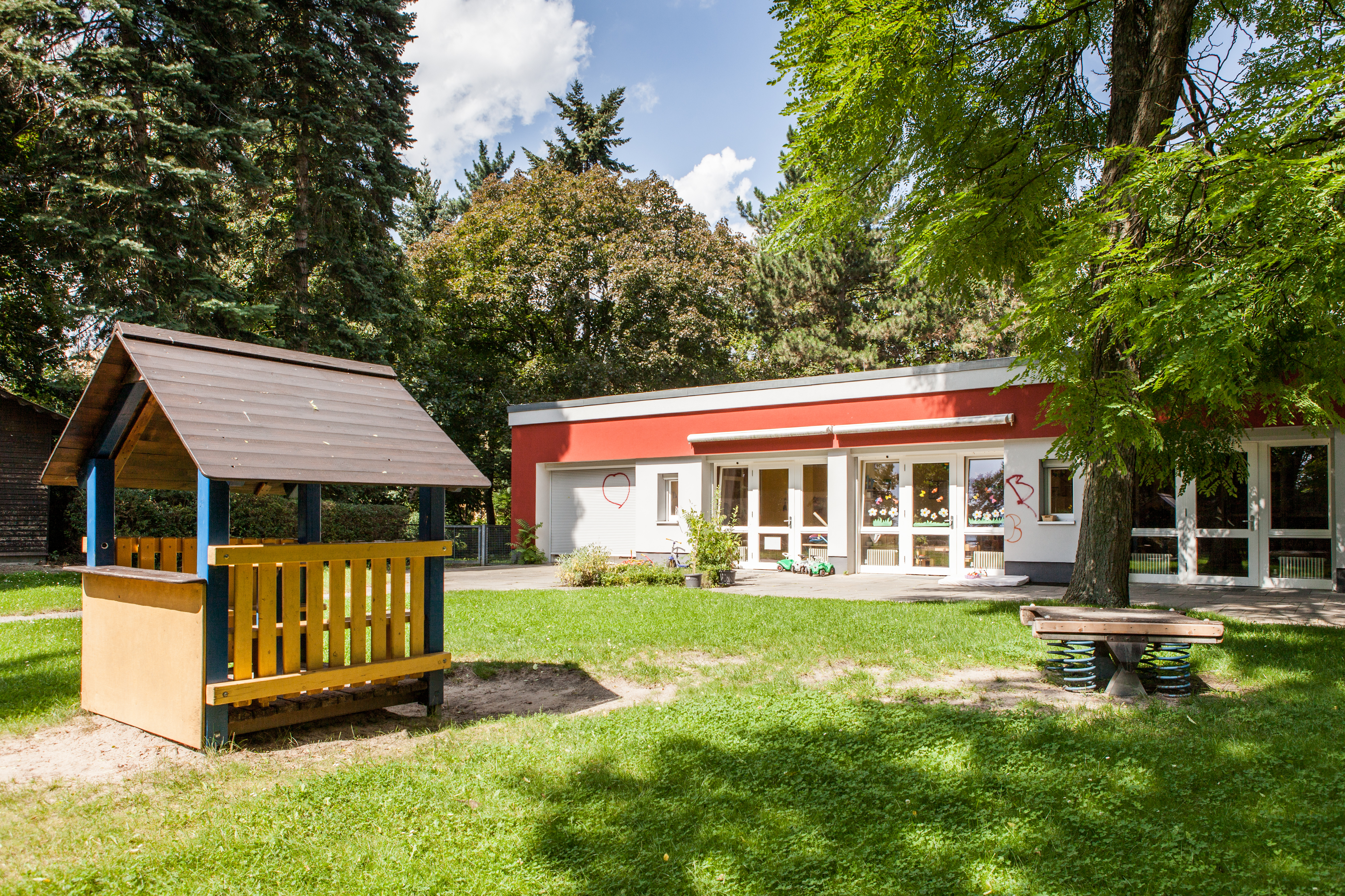Foto der Außenansicht Garten Kita Bornsdorferstraße, mit Spielhütte