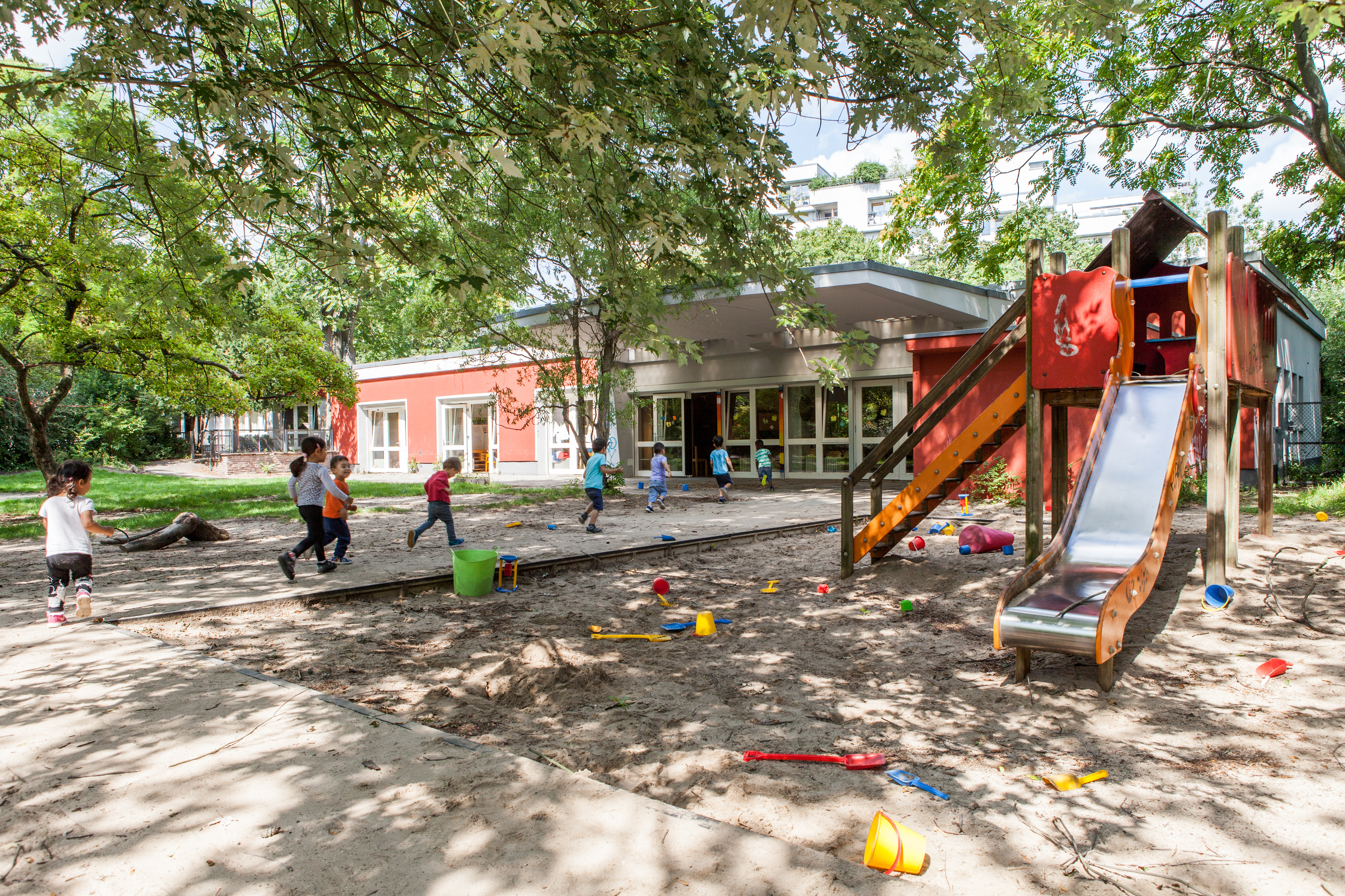 Foto von Außenansicht Spielplatz Kita Bornsdorferstraße mit Sandkasten und Rutsche