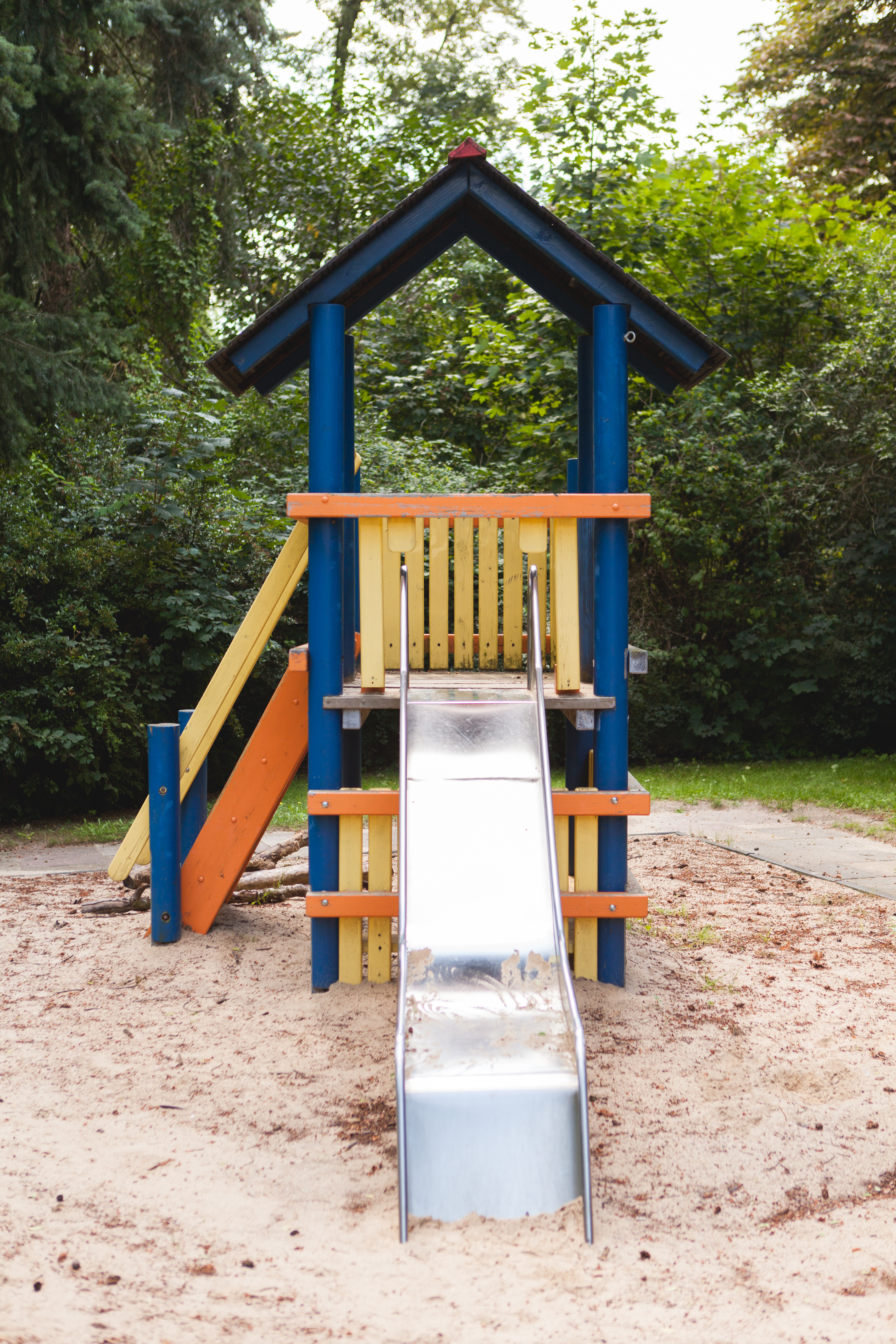 Foto Außenansicht Spielturm mit Rutsche Kita Bornsdorferstraße
