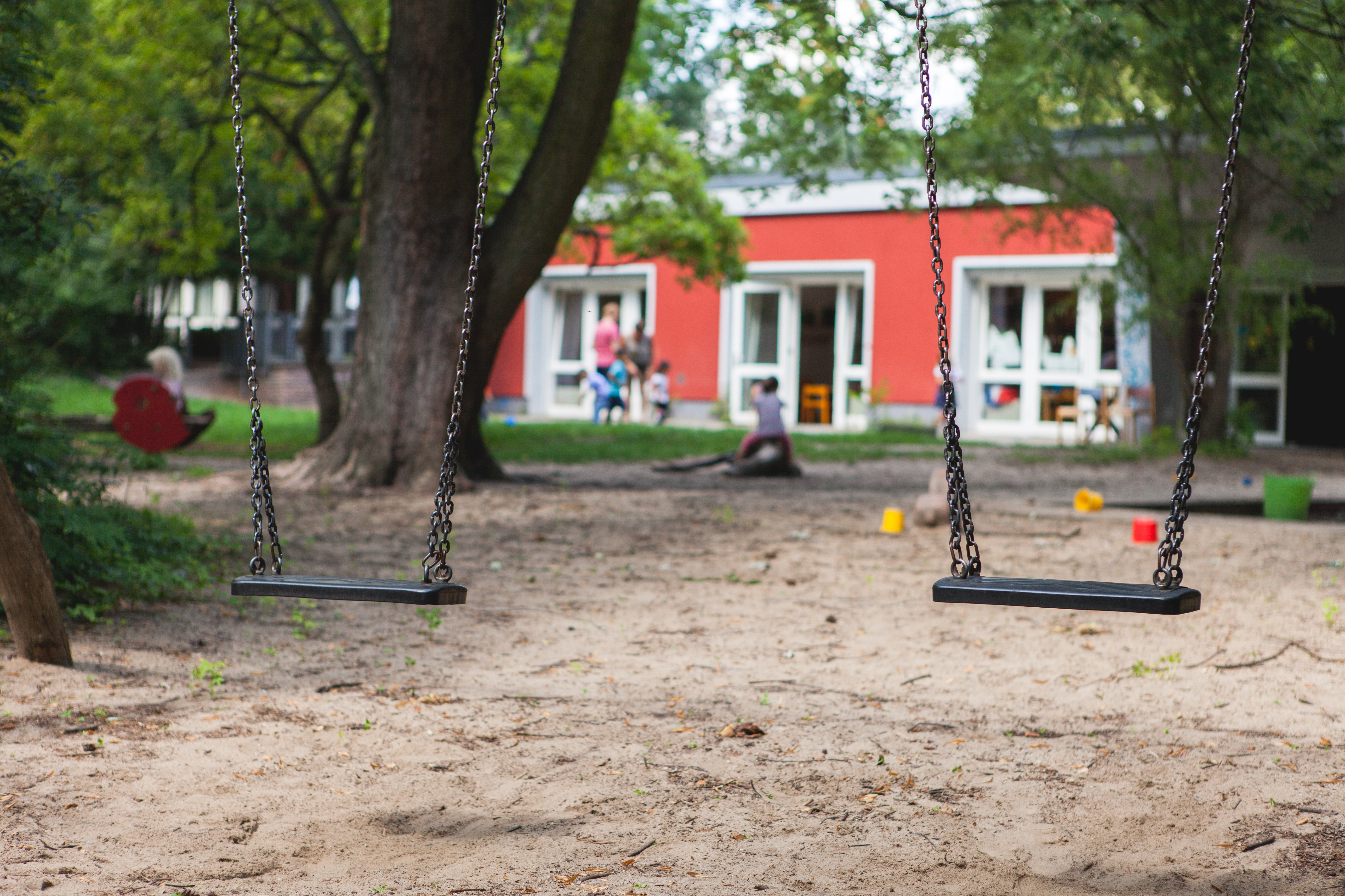 Foto Außenansicht Spielplatz mit Schaukel Kita Bornsdorferstraße
