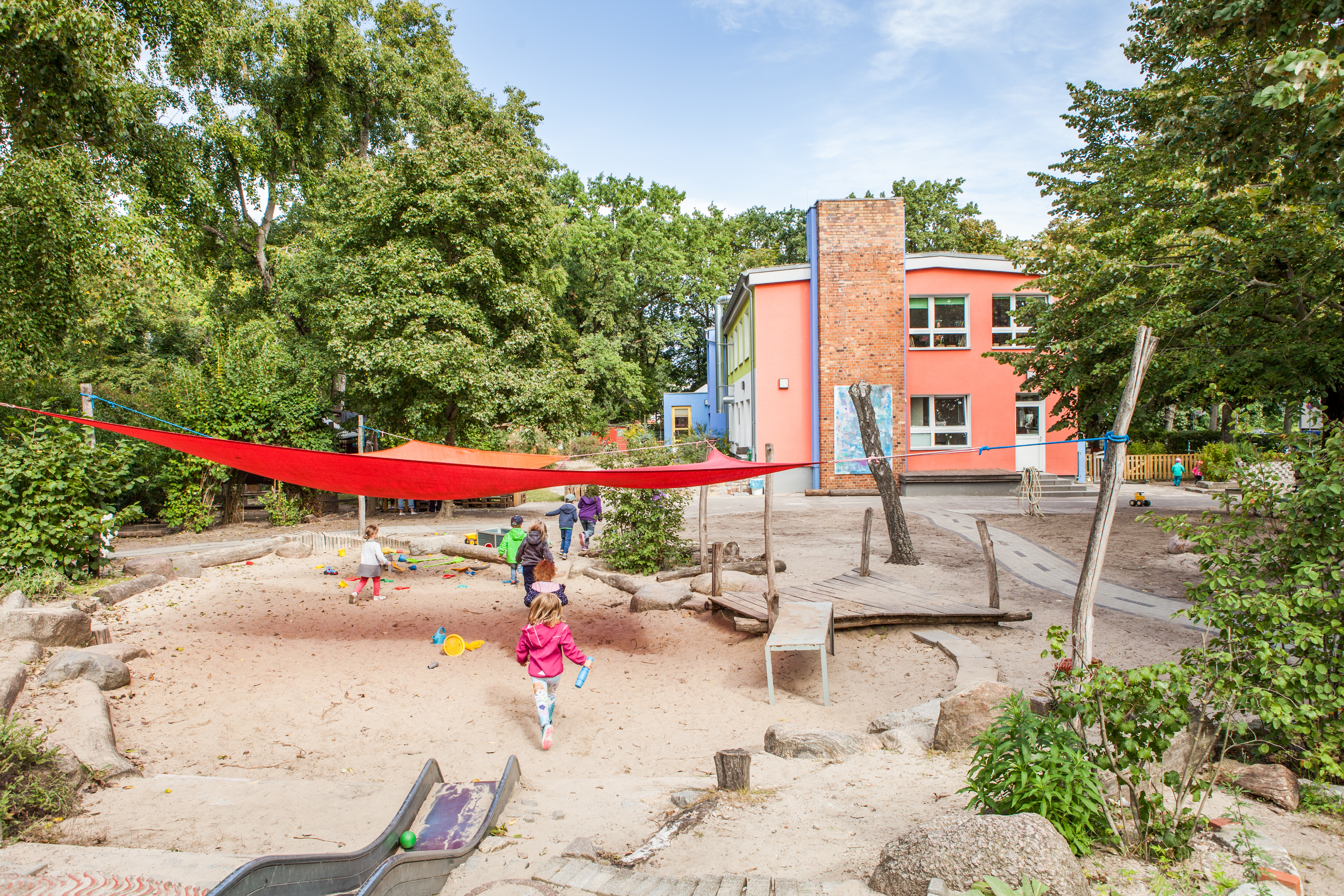 Foto Außenansicht Spielplatz Kita Engelhardstraße mit Sandkasten